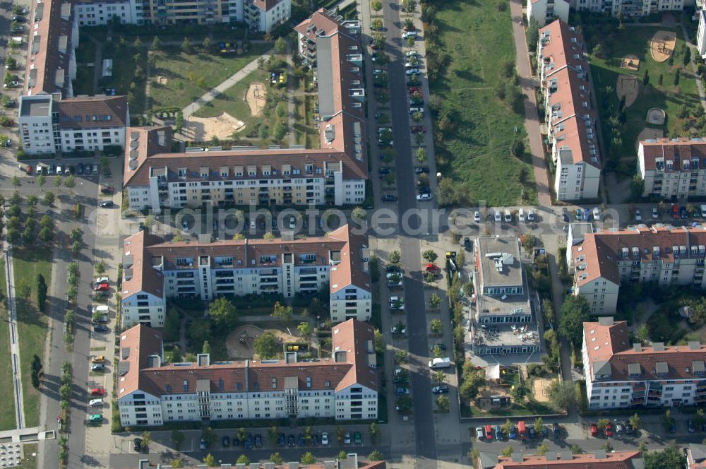 Aerial photograph Berlin - Blick auf das Wohngebiet Berlin-Karow mit Einfamilienhäusern und Mehrfamilienhäusern zwischen der Straße Zum Kappgraben, Alt Karow, Ingwäonenweg und der Straße 70.