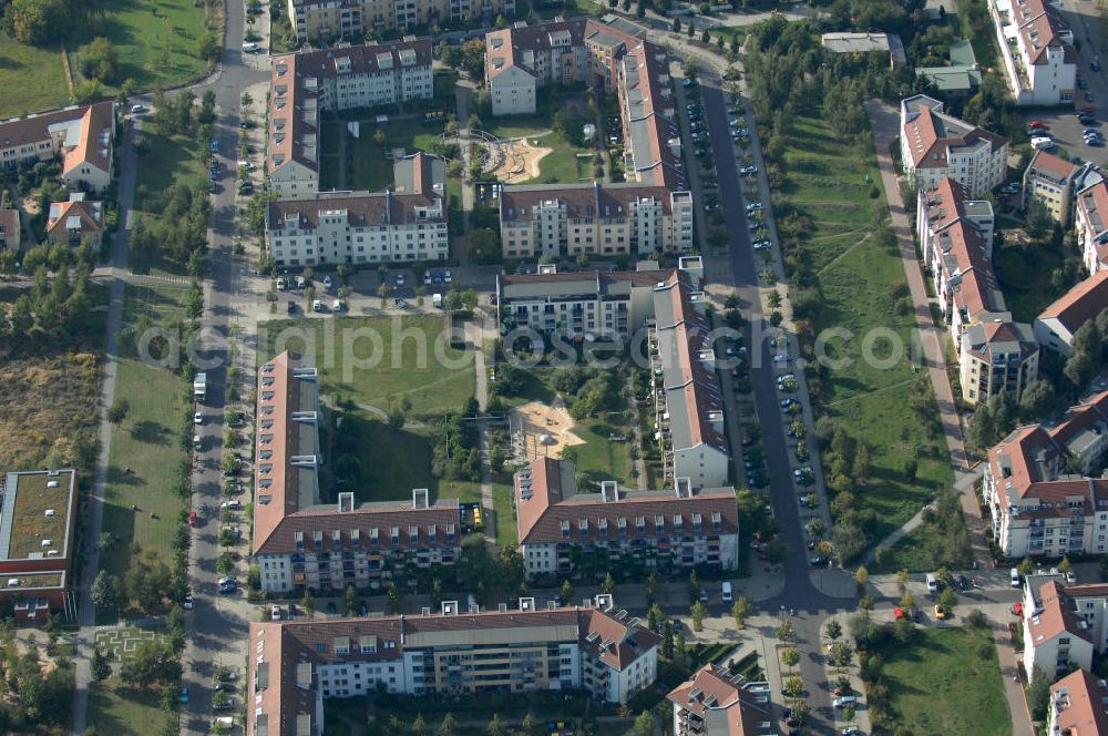 Berlin from the bird's eye view: Blick auf das Wohngebiet Berlin-Karow mit Einfamilienhäusern und Mehrfamilienhäusern zwischen der Straße Zum Kappgraben, Alt Karow, Ingwäonenweg und der Straße 70.