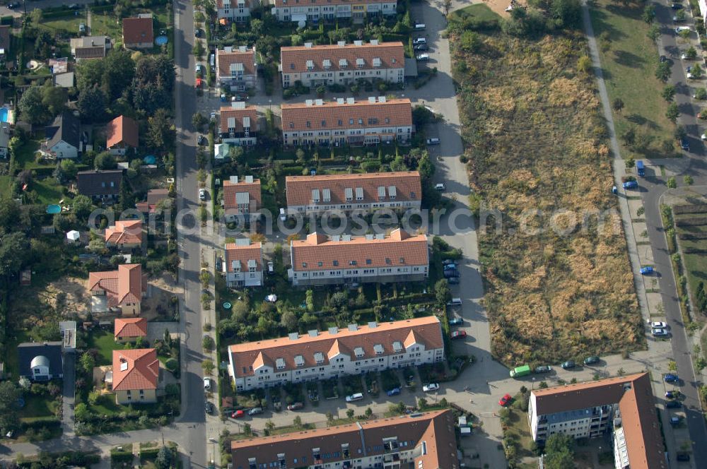 Aerial image Berlin - Blick auf das Wohngebiet Berlin-Karow mit Einfamilienhäusern und Mehrfamilienhäusern zwischen der Straße Zum Kappgraben, Alt Karow, Ingwäonenweg und der Straße 70.