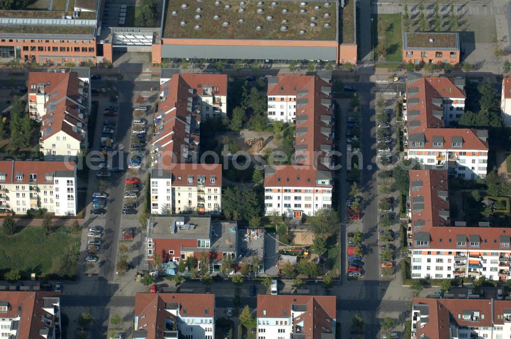 Berlin from above - Blick auf das Wohngebiet Berlin-Karow mit Einfamilienhäusern und Mehrfamilienhäusern zwischen der Straße Zum Kappgraben, Alt Karow, Ingwäonenweg und der Straße 70.