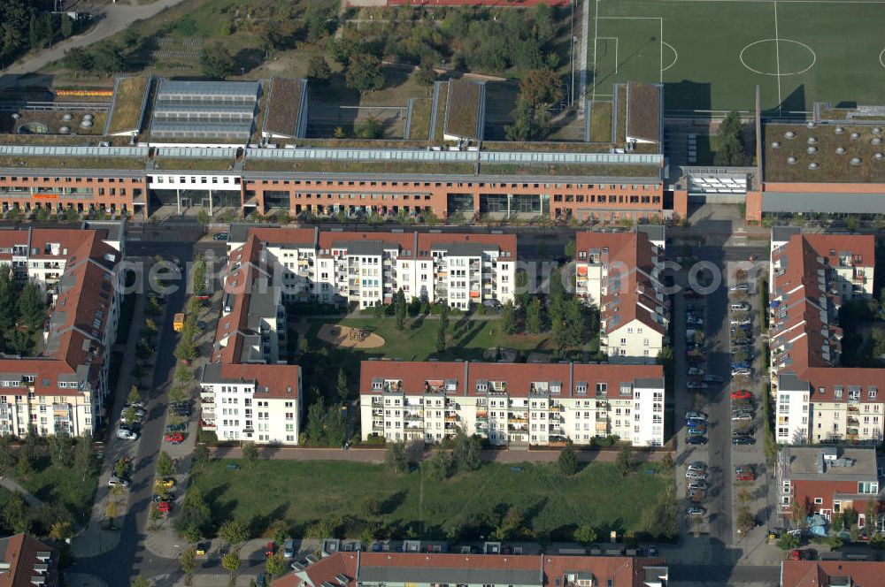 Berlin from the bird's eye view: Blick auf das Wohngebiet Berlin-Karow mit Einfamilienhäusern und Mehrfamilienhäusern zwischen der Straße Zum Kappgraben, Alt Karow, Ingwäonenweg und der Straße 70.