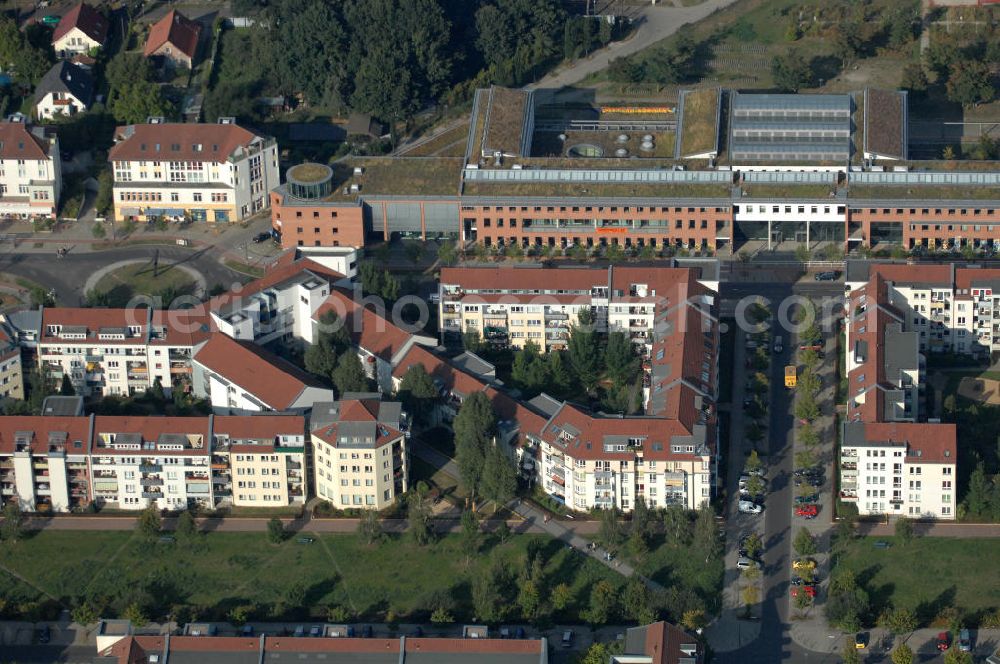 Aerial image Berlin - Blick auf das Wohngebiet Berlin-Karow mit Einfamilienhäusern und Mehrfamilienhäusern zwischen der Straße Zum Kappgraben, Alt Karow, Ingwäonenweg und der Straße 70.