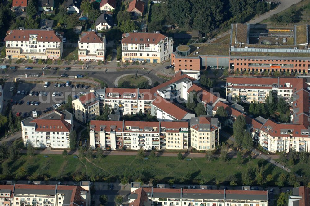 Aerial photograph Berlin - Blick auf das Wohngebiet Berlin-Karow mit Einfamilienhäusern und Mehrfamilienhäusern zwischen der Straße Zum Kappgraben, Alt Karow, Ingwäonenweg und der Straße 70.