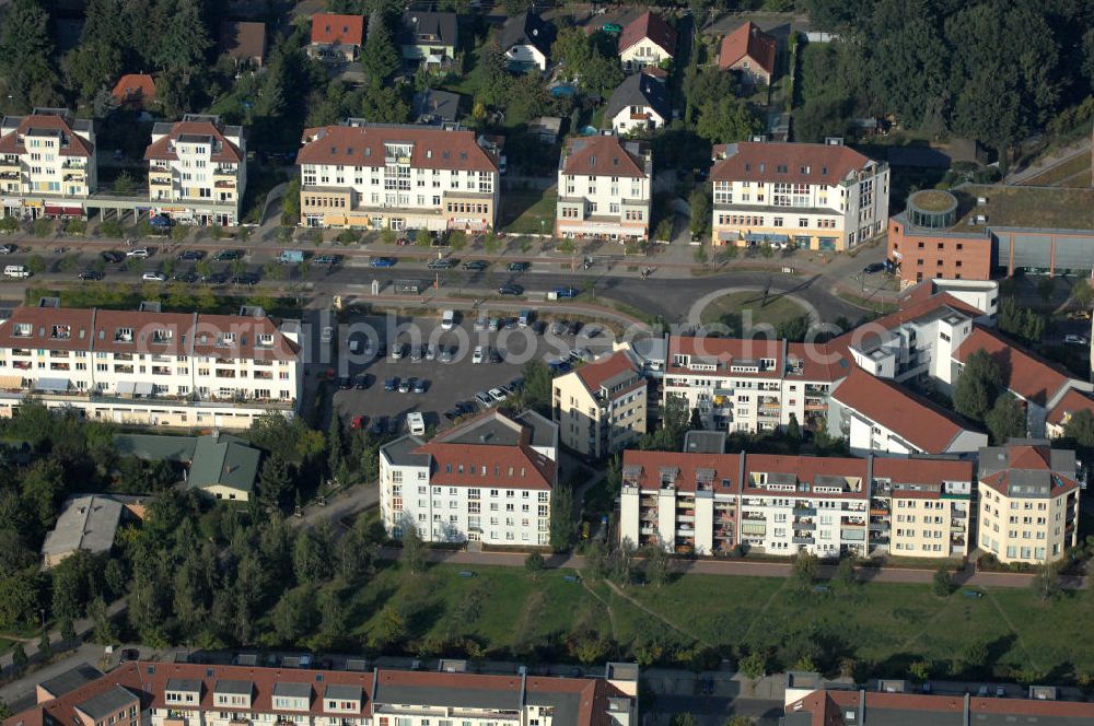 Berlin from above - Blick auf das Wohngebiet Berlin-Karow mit Einfamilienhäusern und Mehrfamilienhäusern zwischen der Straße Zum Kappgraben, Alt Karow, Ingwäonenweg und der Straße 70.