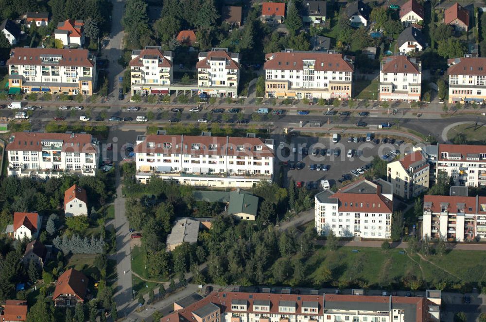 Berlin from the bird's eye view: Blick auf das Wohngebiet Berlin-Karow mit Einfamilienhäusern und Mehrfamilienhäusern zwischen der Straße Zum Kappgraben, Alt Karow, Ingwäonenweg und der Straße 70.