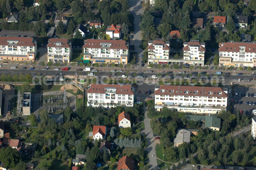 Aerial image Berlin - Blick auf das Wohngebiet Berlin-Karow mit Einfamilienhäusern und Mehrfamilienhäusern zwischen der Straße Zum Kappgraben, Alt Karow, Ingwäonenweg und der Straße 70.