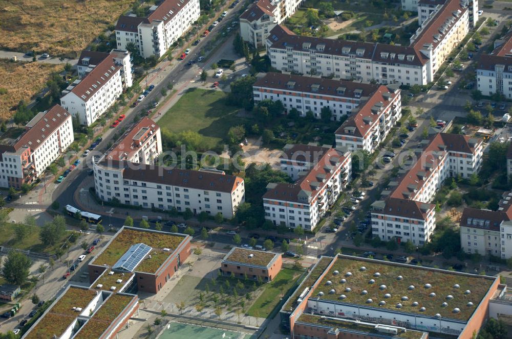 Aerial image Berlin - Blick auf das Wohngebiet Berlin-Karow mit Einfamilienhäusern und Mehrfamilienhäusern zwischen der Straße Zum Kappgraben, Alt Karow, Ingwäonenweg und der Straße 70.