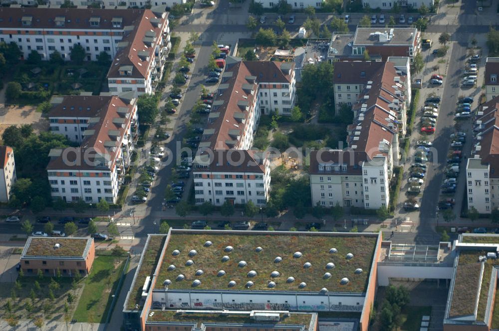 Berlin from above - Blick auf das Wohngebiet Berlin-Karow mit Einfamilienhäusern und Mehrfamilienhäusern zwischen der Straße Zum Kappgraben, Alt Karow, Ingwäonenweg und der Straße 70.