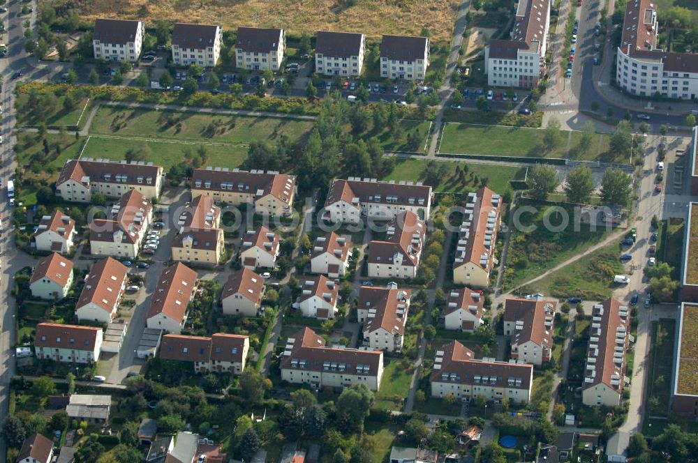 Aerial image Berlin - Blick auf das Wohngebiet Berlin-Karow mit Einfamilienhäusern und Mehrfamilienhäusern zwischen der Straße Zum Kappgraben, Alt Karow, Ingwäonenweg und der Straße 70.