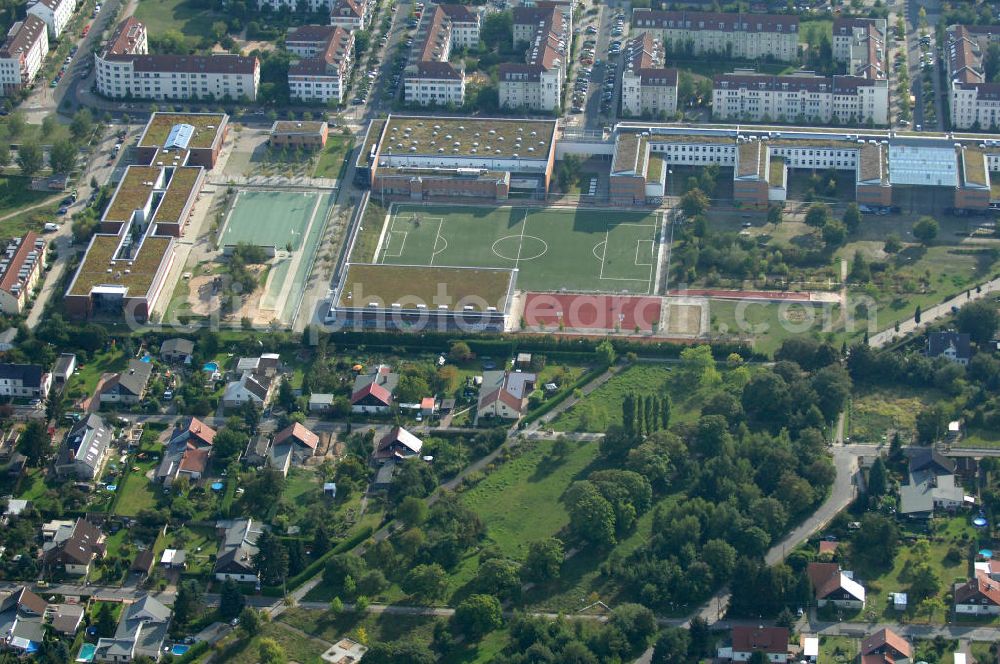 Berlin from the bird's eye view: Blick auf die Schule am Hohen Feld und die Robert-Havemann-Schule an der Achillesstraße in Karow.