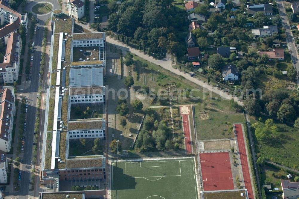 Berlin from above - Blick auf die Robert-Havemann-Schule an der Achillesstraße in Karow.