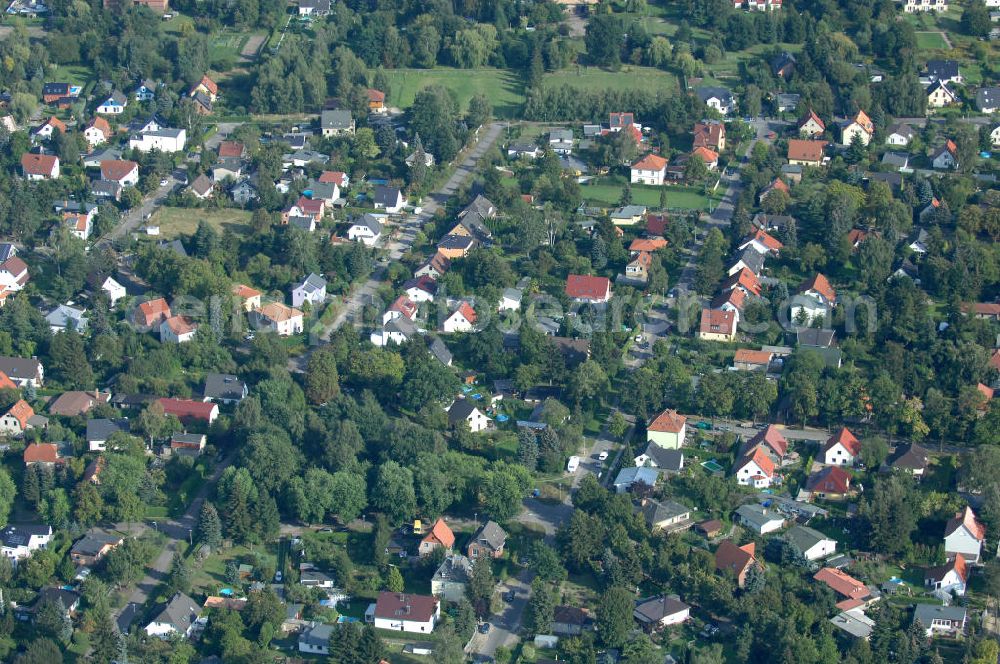 Berlin from the bird's eye view: Blick auf das Wohngebiet mit Einfamilienhäusern zwischen Wotanstraße, Alt-Karow und dem Strömannstraße in Berlin-Karow.