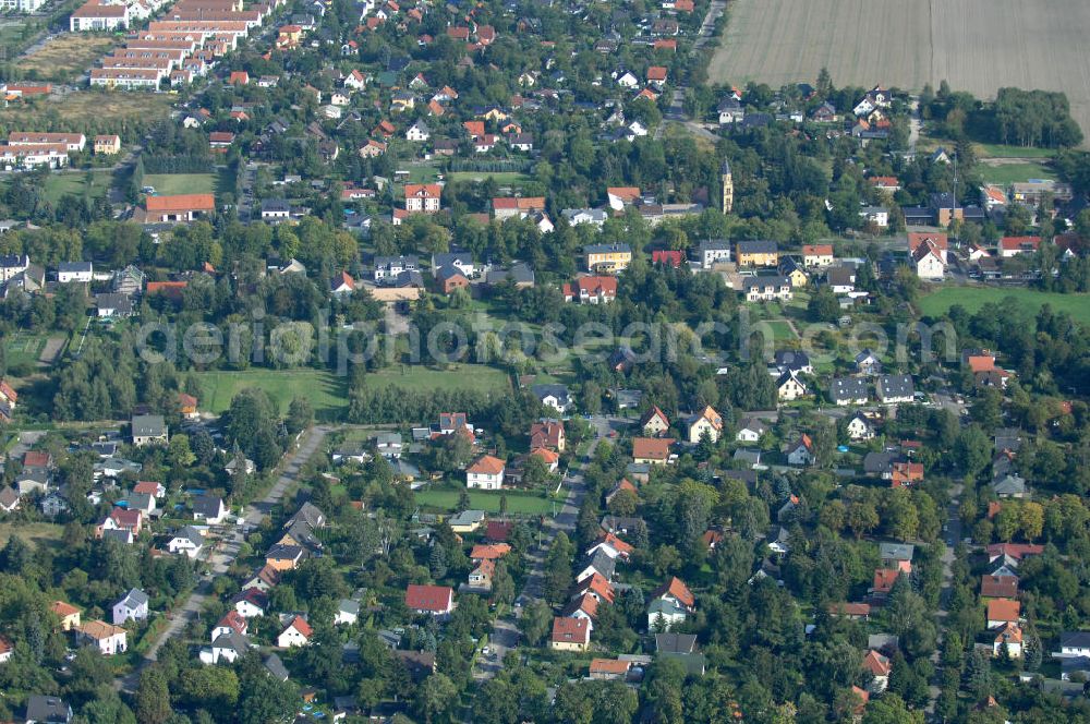 Aerial image Berlin - Blick auf das Wohngebiet mit Einfamilienhäusern zwischen Busonistraße, Amselstraße, Am Danewend undLanker Straße in Berlin-Karow.