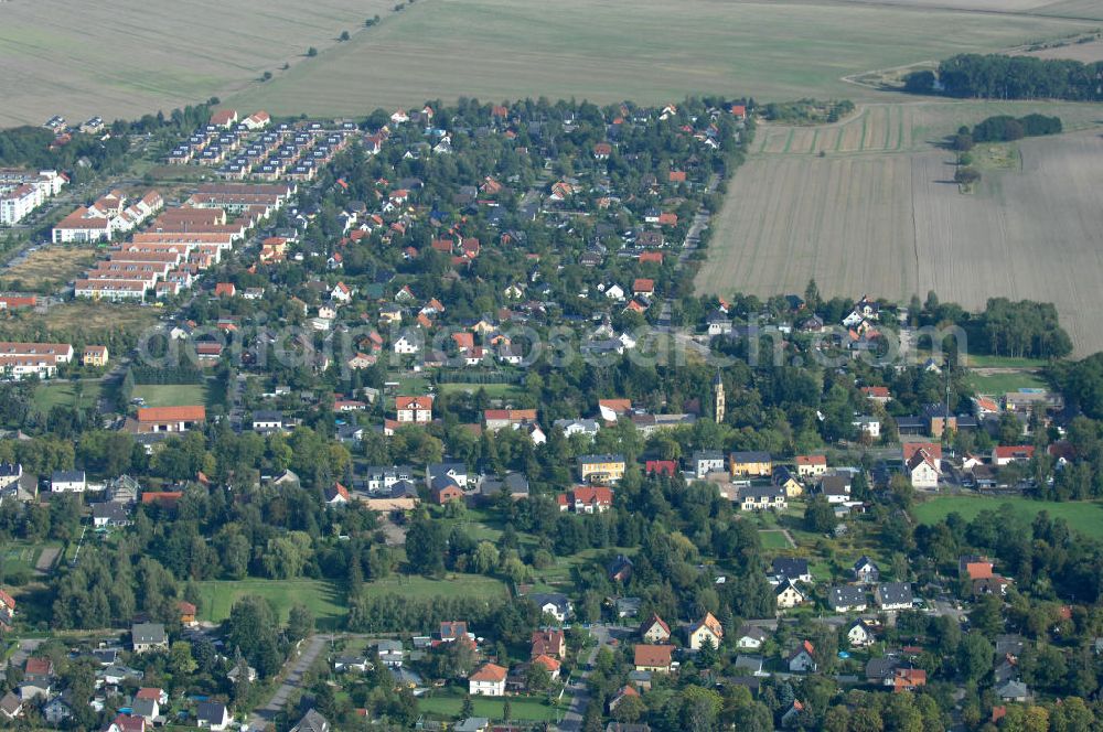 Aerial photograph Berlin - Blick auf das Wohngebiet mit Einfamilienhäusern zwischen Lanker Straße Alt-Karow und dem Ingwäonenweg in Berlin-Karow.