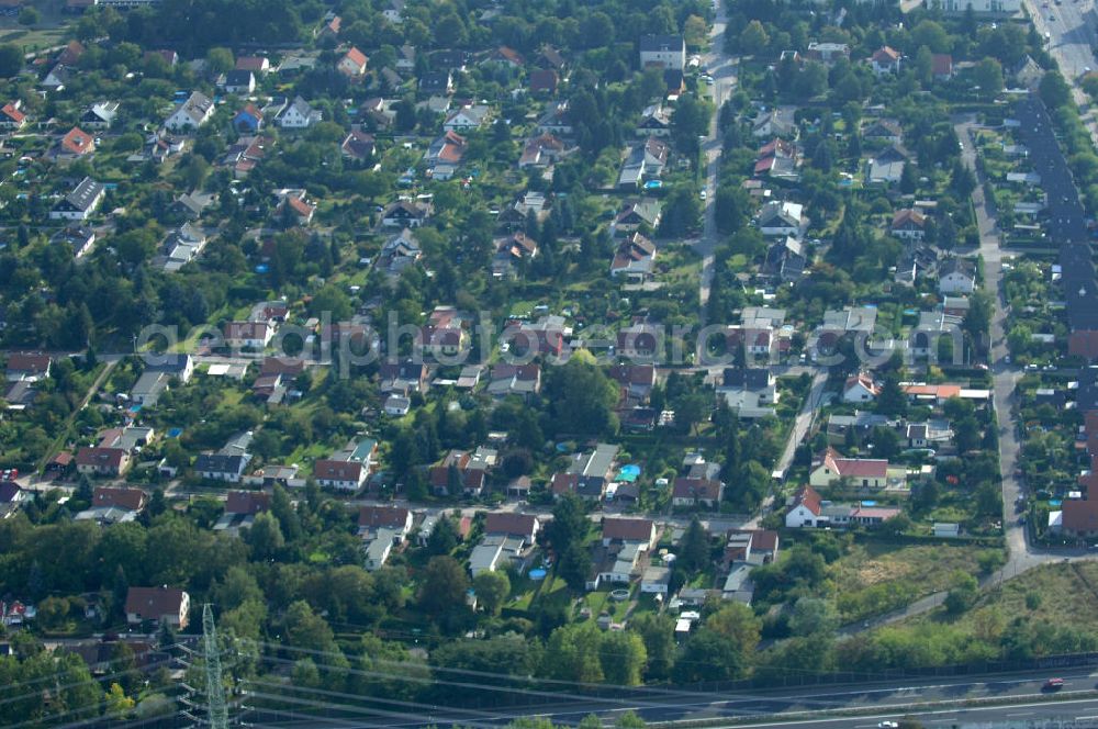 Berlin from the bird's eye view: Blick auf Einfamilienhäuser in Berlin-Karow zwischen Siedlungsring, Bucher Chaussee und Zum Kappgraben.