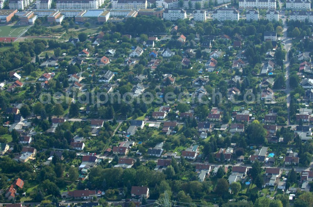 Aerial image Berlin - Blick auf Einfamilienhäuser in Berlin-Karow zwischen Siedlungsring, Bucher Chaussee und Zum Kappgraben.