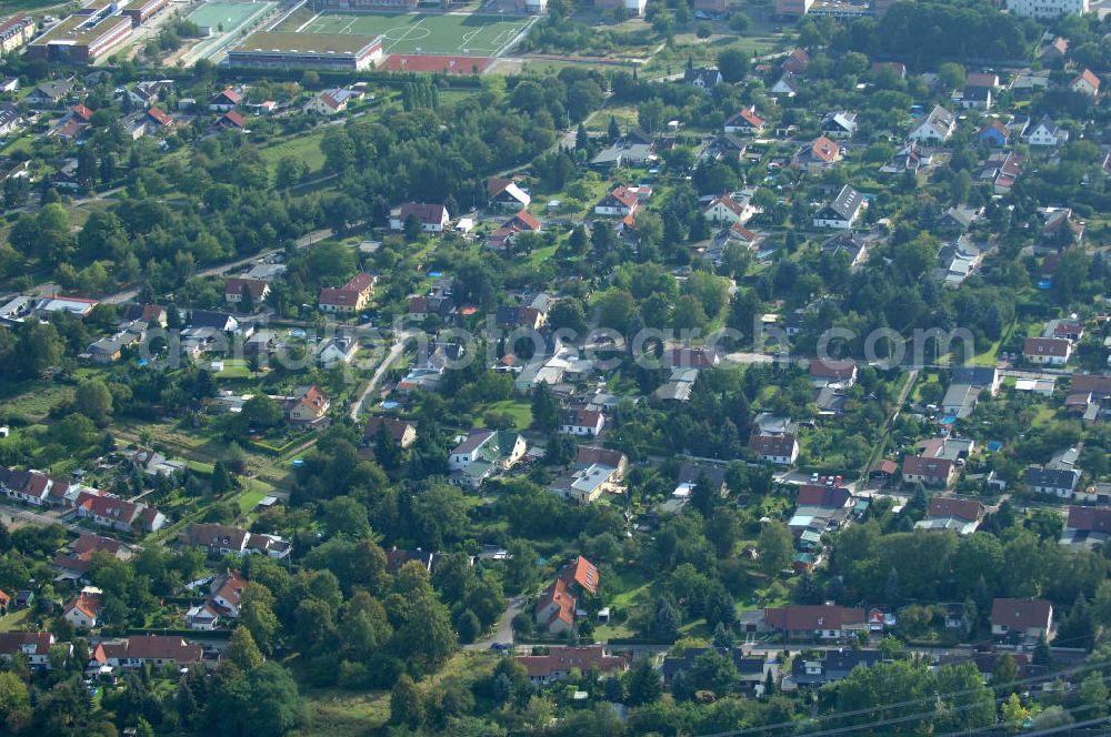 Aerial photograph Berlin - Blick auf Einfamilienhäuser in Berlin-Karow zwischen Siedlungsring, Bucher Chaussee und Zum Kappgraben.