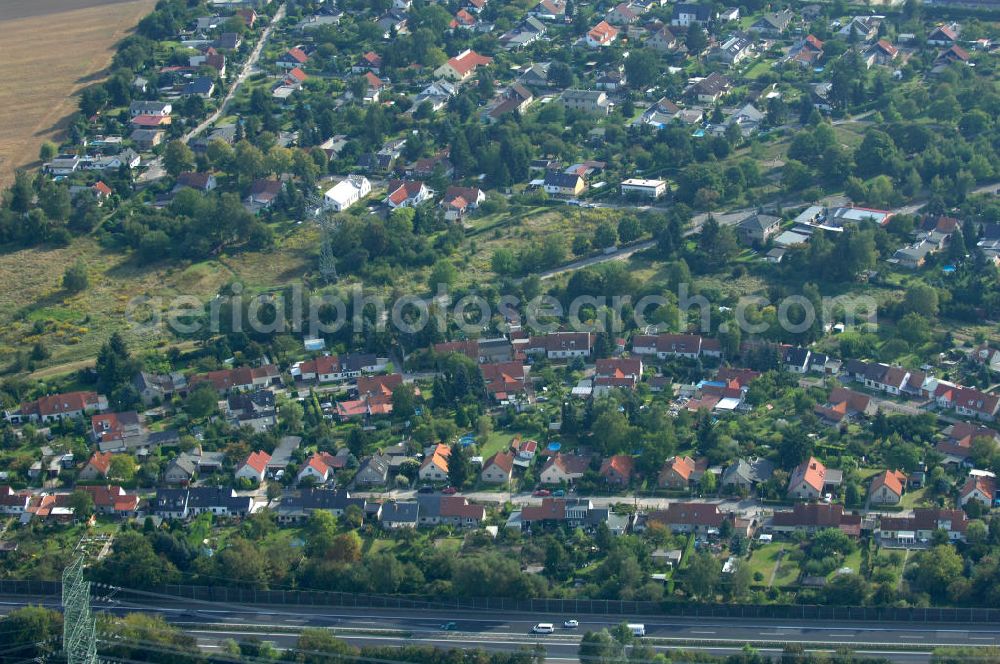 Berlin from above - Blick auf Einfamilienhäuser in Berlin-Karow zwischen Siedlungsring, Bucher Chaussee und Zum Kappgraben.