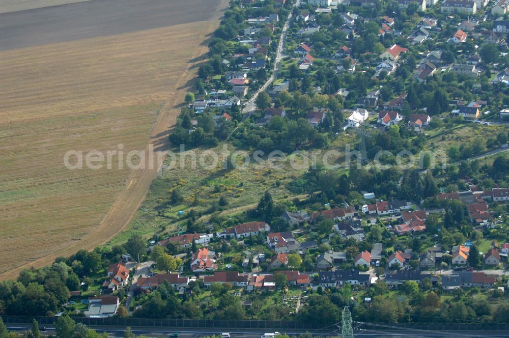 Berlin from the bird's eye view: Blick auf Einfamilienhäuser in Berlin-Karow zwischen Siedlungsring, Bucher Chaussee und Zum Kappgraben.