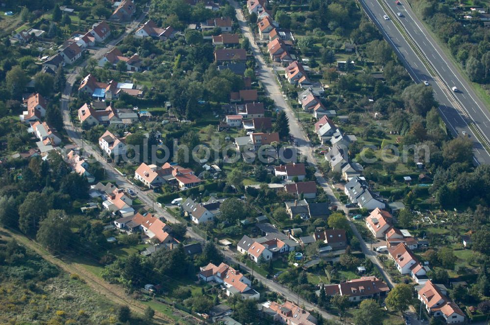 Aerial image Berlin - Blick auf Einfamilienhäuser in Berlin-Karow zwischen Siedlungsring, Bucher Chaussee und Zum Kappgraben.