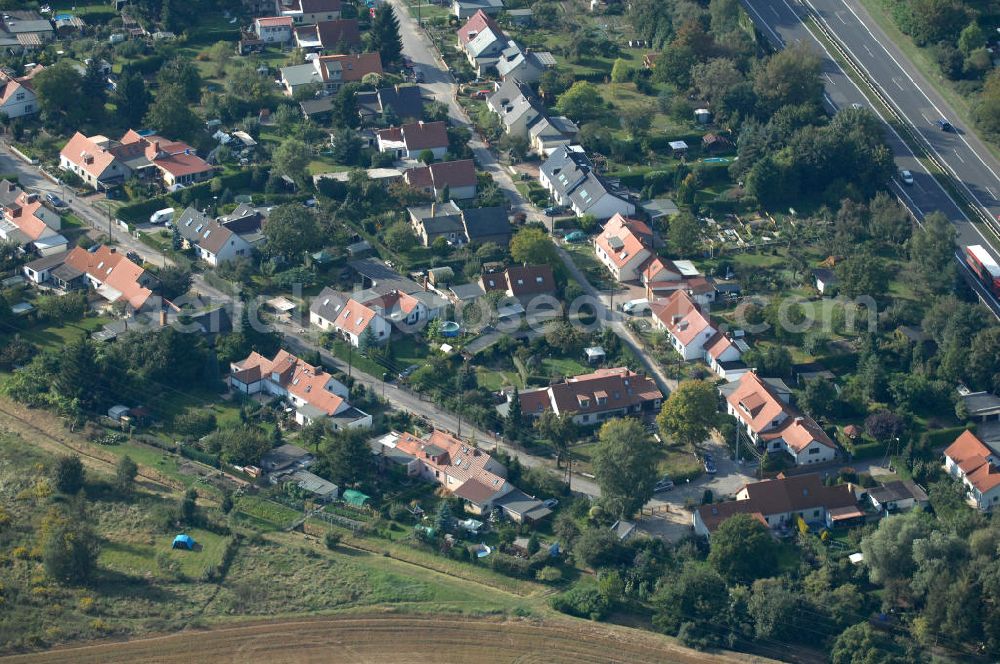 Aerial photograph Berlin - Blick auf Einfamilienhäuser in Berlin-Karow zwischen Siedlungsring, Bucher Chaussee und Zum Kappgraben.