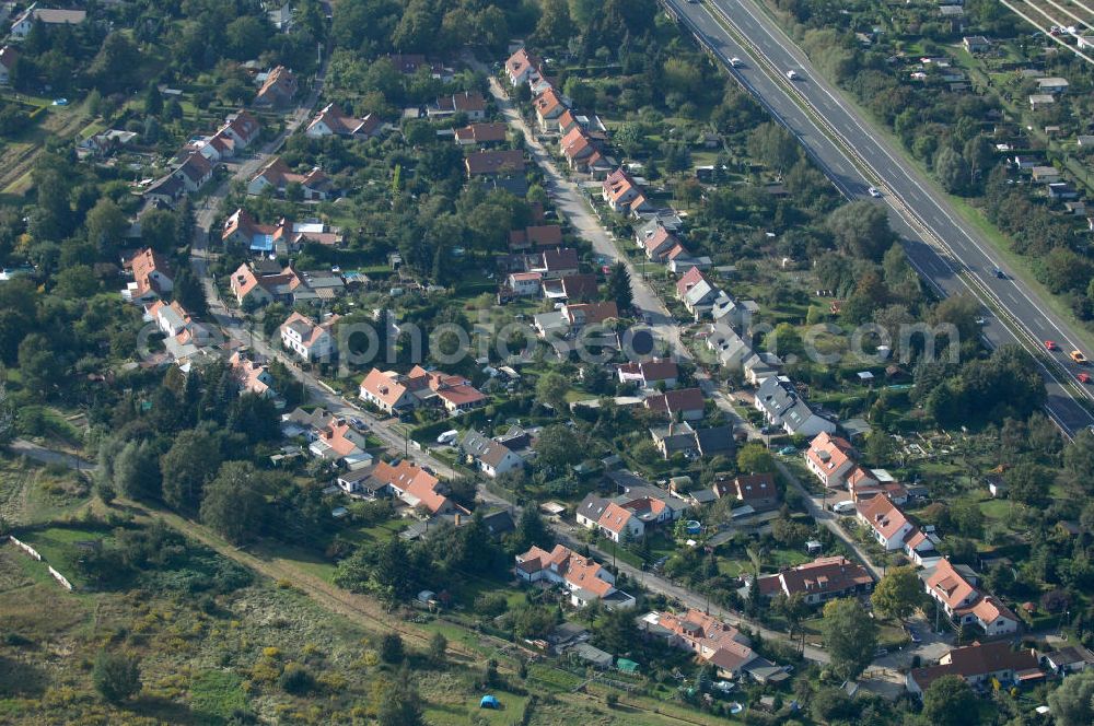 Berlin from above - Blick auf Einfamilienhäuser in Berlin-Karow zwischen Siedlungsring, Bucher Chaussee und Zum Kappgraben.