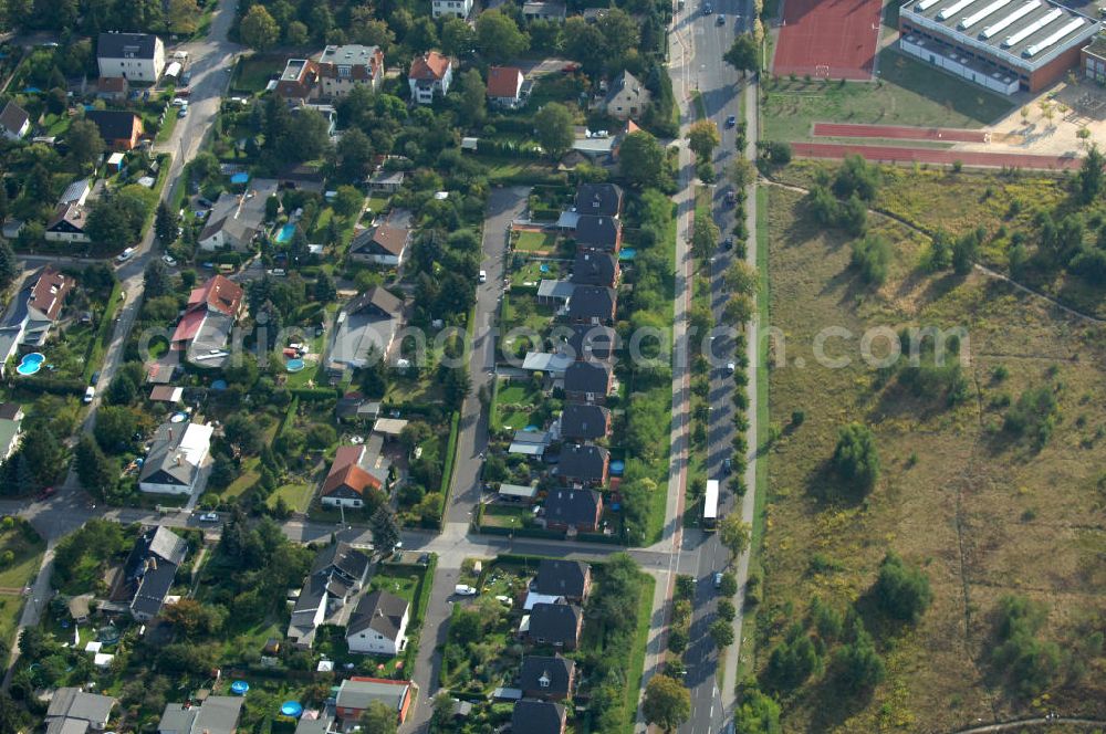 Berlin from the bird's eye view: Blick auf Einfamilienhäuser in Berlin-Karow zwischen Siedlungsring, Bucher Chaussee und Zum Kappgraben.