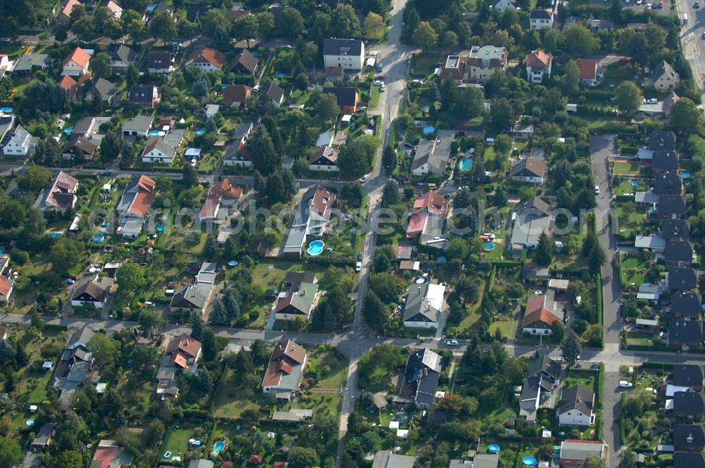 Aerial image Berlin - Blick auf Einfamilienhäuser in Berlin-Karow zwischen Siedlungsring, Bucher Chaussee und Zum Kappgraben.