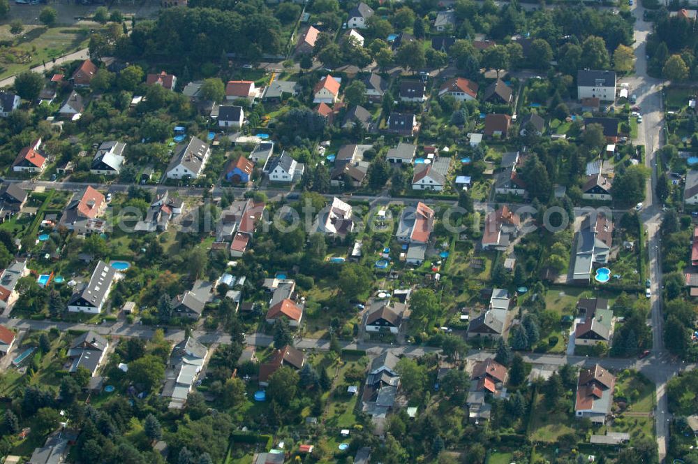 Aerial photograph Berlin - Blick auf Einfamilienhäuser in Berlin-Karow zwischen Siedlungsring, Bucher Chaussee und Zum Kappgraben.