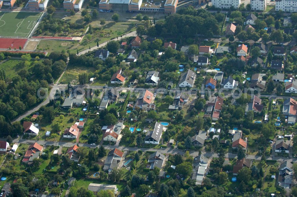 Berlin from above - Blick auf Einfamilienhäuser in Berlin-Karow zwischen Siedlungsring, Bucher Chaussee und Zum Kappgraben.