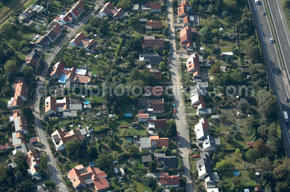 Berlin from the bird's eye view: Blick auf Einfamilienhäuser in Berlin-Karow zwischen Siedlungsring, Bucher Chaussee und Zum Kappgraben.