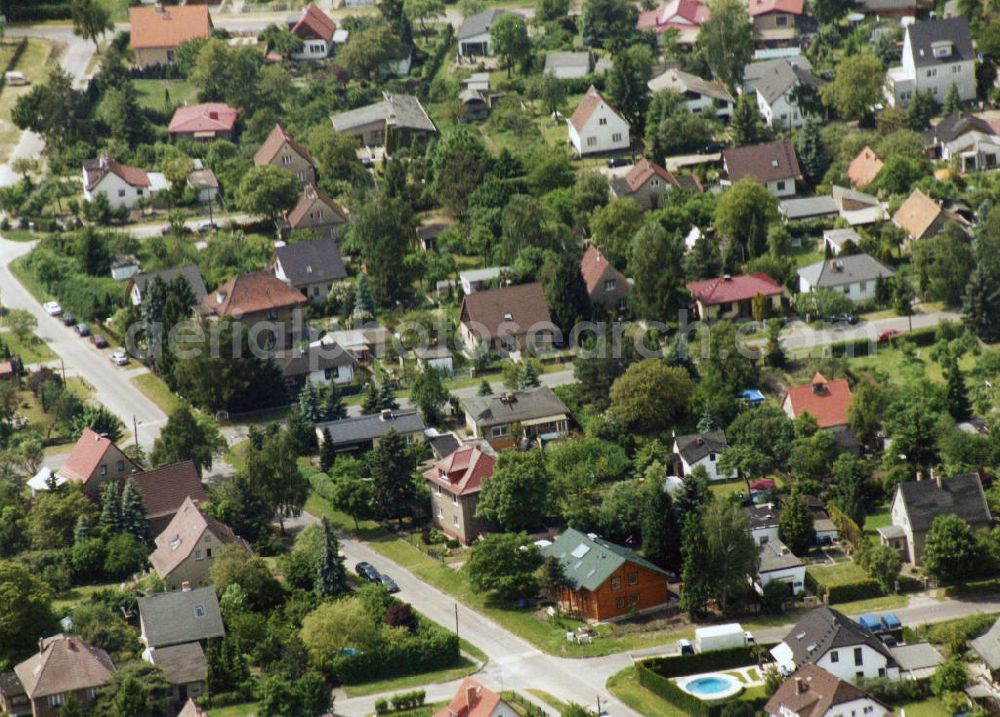 Aerial image Berlin - Kaulsdorf / Mahlsdorf - Blick auf das Wohngebiet an der Tieflandstraße - Ulmenstraße in Berlin-Kaulsdorf an der Grenze zu Mahlsdorf. View of the residential area at the street Tieflandstrasse - Ulmenstrasse in the district Kaulsdorf.