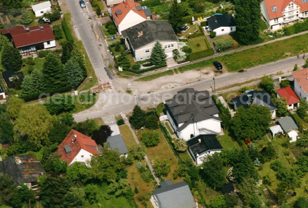 Berlin - Kaulsdorf / Mahlsdorf from above - Blick auf das Wohngebiet am Münsterberger Weg - Hornsteiner Weg in Berlin-Kaulsdorf / Mahlsdorf. View of the residential area at the street Muensterberger Weg - Hornsteiner Weg in the district Kaulsdorf.