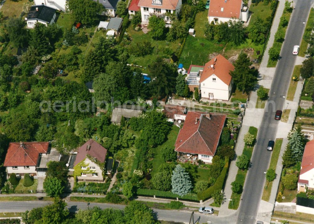 Berlin - Kaulsdorf / Mahlsdorf from above - Blick auf das Wohngebiet am Hornsteiner Weg - Am Kornfeld in Berlin-Kaulsdorf - Mahlsdorf. View of the residential area at the street Karlstrasse - Mädewalder Strasse in the district Kaulsdorf.