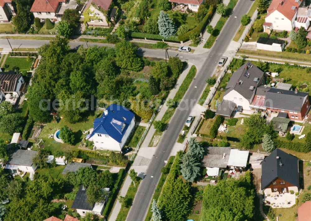 Berlin - Kaulsdorf / Mahlsdorf from the bird's eye view: Blick auf das Wohngebiet am Hornsteiner Weg - Am Kornfeld in Berlin-Kaulsdorf - Mahlsdorf. View of the residential area at the street Karlstrasse - Mädewalder Strasse in the district Kaulsdorf.