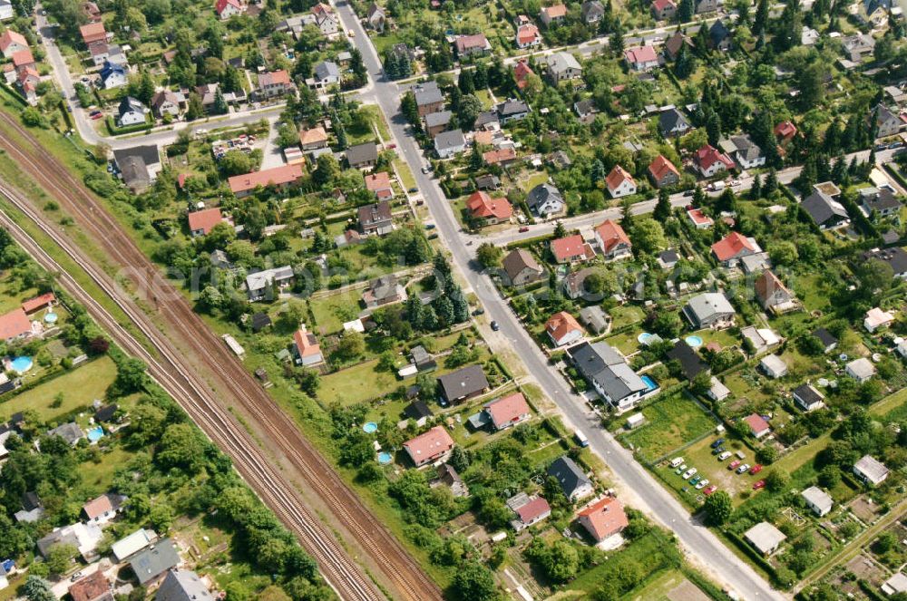 Aerial image Berlin - Kaulsdorf / Mahlsdorf - Blick auf das Wohngebiet am Wilhelmsmühlenweg - Am Kornfeld - Treskowstraße in Berlin-Kaulsdorf an der Grenze zu Mahlsdorf. View of the residential area at the street Wilhelmsmuehlenweg - Am Kornfeld - Treskowstrasse in the district Kaulsdorf.