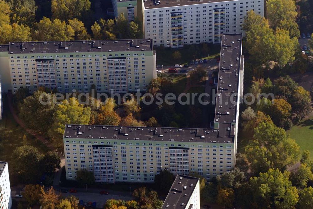 Berlin-Lichtenberg from above - Blick auf das Wohngebiet der WGLi in der Mellenseestraße in Berlin-Lichtenberg. Kontakt: WGLi Wohnungsgenossenschaft Lichtenberg e.G. - Landsberger Allee 180 B, 10369 Berlin - Tel: 030 - 97000-0 - Fax: 030 - 97000-490