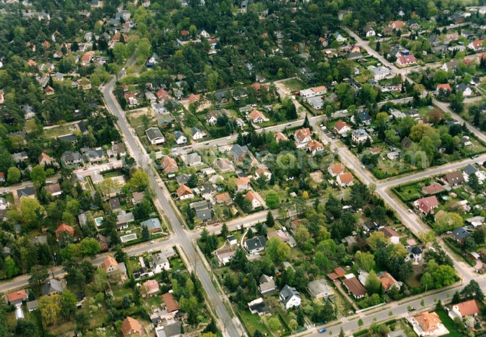 Berlin-Mahlsdorf from the bird's eye view: Blick auf das Wohngebiet an derAkazienalle in Berlin-Mahlsdorf. View of the residential area at the Akazienallee in the Berlin district Mahlsdorf.