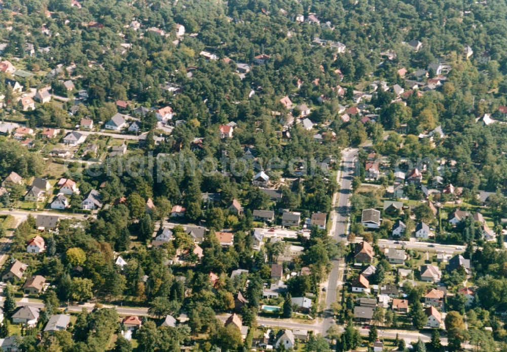 Aerial image Berlin-Mahlsdorf - Blick auf das Wohngebiet an derAkazienalle in Berlin-Mahlsdorf. View of the residential area at the Akazienallee in the Berlin district Mahlsdorf.