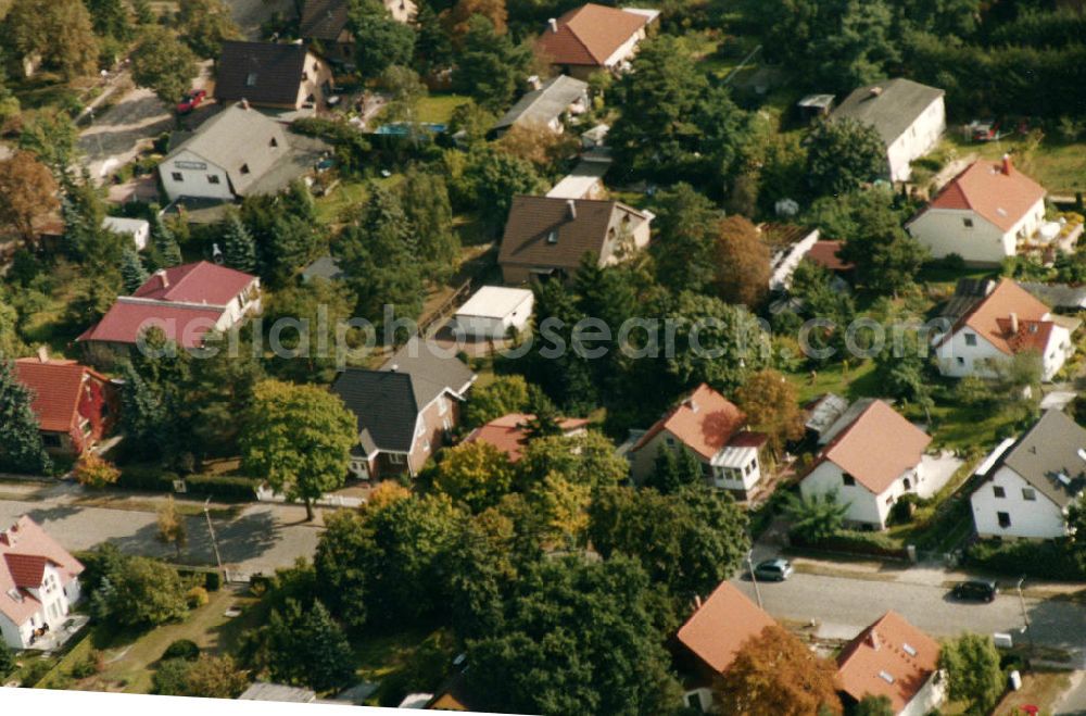 Berlin-Mahlsdorf from above - Blick auf das Wohngebiet an der Pilgramer Straße / Hultschiner Damm in Berlin-Mahlsdorf. View of the residential area at thePilgramer Strasse on the corner Hultschiner Damm in the Berlin district Mahlsdorf.