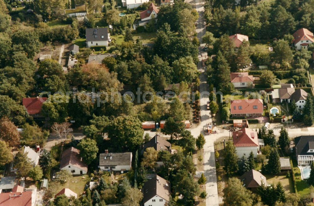 Berlin-Mahlsdorf from the bird's eye view: Blick auf das Wohngebiet an der Pilgramer Straße / Hultschiner Damm in Berlin-Mahlsdorf. View of the residential area at thePilgramer Strasse on the corner Hultschiner Damm in the Berlin district Mahlsdorf.