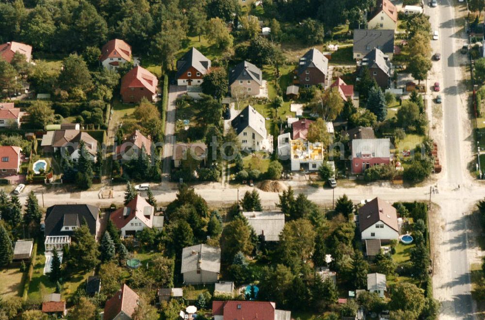 Aerial photograph Berlin-Mahlsdorf - Blick auf das Wohngebiet an der Pilgramer Straße / Hultschiner Damm in Berlin-Mahlsdorf. View of the residential area at thePilgramer Strasse on the corner Hultschiner Damm in the Berlin district Mahlsdorf.