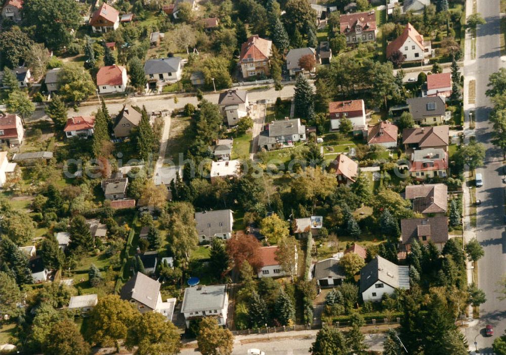 Aerial photograph Berlin-Mahlsdorf - Blick auf das Wohngebiet am Erich-Boron-Weg in Berlin-Mahlsdorf. View of the residential area at the Erich - Boron - Weg in the Berlin district Mahlsdorf.