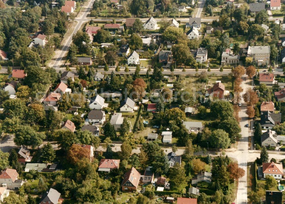 Berlin-Mahlsdorf from above - Blick auf das Wohngebiet am Erich-Boron-Weg in Berlin-Mahlsdorf. View of the residential area at the Erich - Boron - Weg in the Berlin district Mahlsdorf.