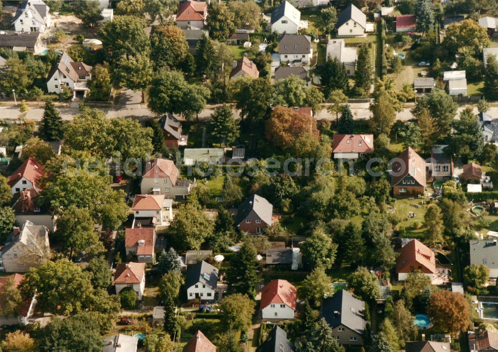 Berlin-Mahlsdorf from the bird's eye view: Blick auf das Wohngebiet am Erich-Boron-Weg in Berlin-Mahlsdorf. View of the residential area at the Erich - Boron - Weg in the Berlin district Mahlsdorf.