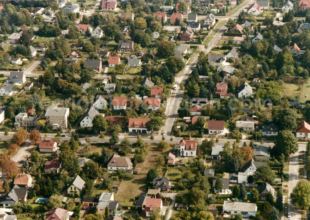 Aerial photograph Berlin-Mahlsdorf - Blick auf das Wohngebiet am Erich-Boron-Weg in Berlin-Mahlsdorf. View of the residential area at the Erich - Boron - Weg in the Berlin district Mahlsdorf.