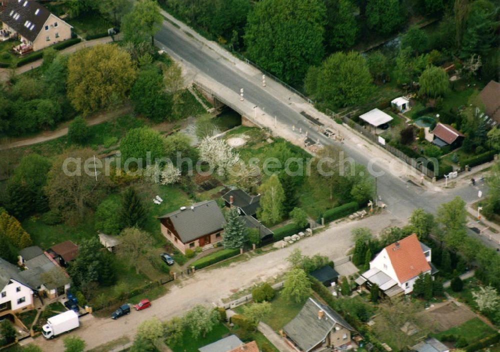 Aerial image Berlin-Mahlsdorf - Blick auf das Wohngebiet An der Wuhle - Uhlmenstraße in Berlin-Mahlsdorf. View of the residential area at the Wuhle - Uhlmenstrasse in Berlin-Mahlsdorf.