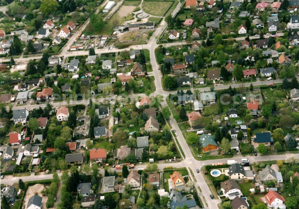 Aerial photograph Berlin-Mahlsdorf - Blick auf das Wohngebiet An der Wuhle - Uhlmenstraße in Berlin-Mahlsdorf. View of the residential area at the Wuhle - Uhlmenstrasse in Berlin-Mahlsdorf.