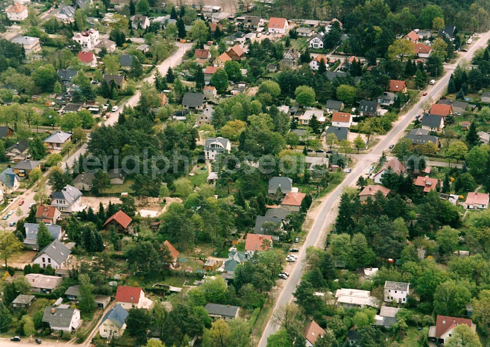 Berlin - Mahlsdorf from the bird's eye view: Blick auf das Wohngebiet an der Ledebuhrstraße und der Müller Straße sowie der Lehnitzstraße in Berlin-Mahlsdorf. View of the residential area at the Lehdeburstrasse, Müller Strasse and Lehnitzstrasse in Berlin-Mahlsdorf.