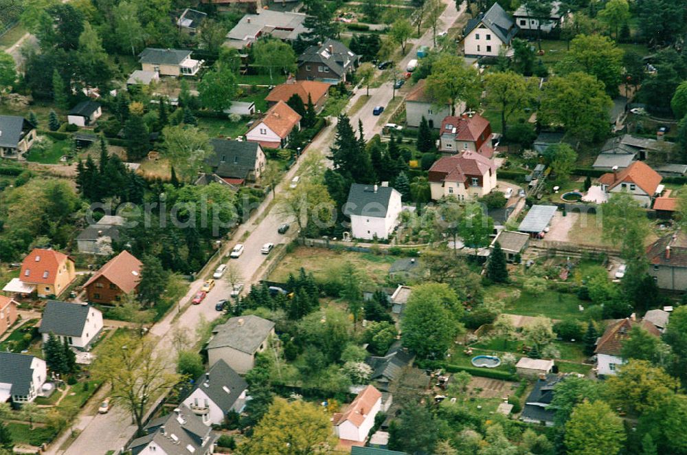 Aerial image Berlin - Mahlsdorf - Blick auf das Wohngebiet an der Ledebuhrstraße und der Müller Straße sowie der Lehnitzstraße in Berlin-Mahlsdorf. View of the residential area at the Lehdeburstrasse, Müller Strasse and Lehnitzstrasse in Berlin-Mahlsdorf.